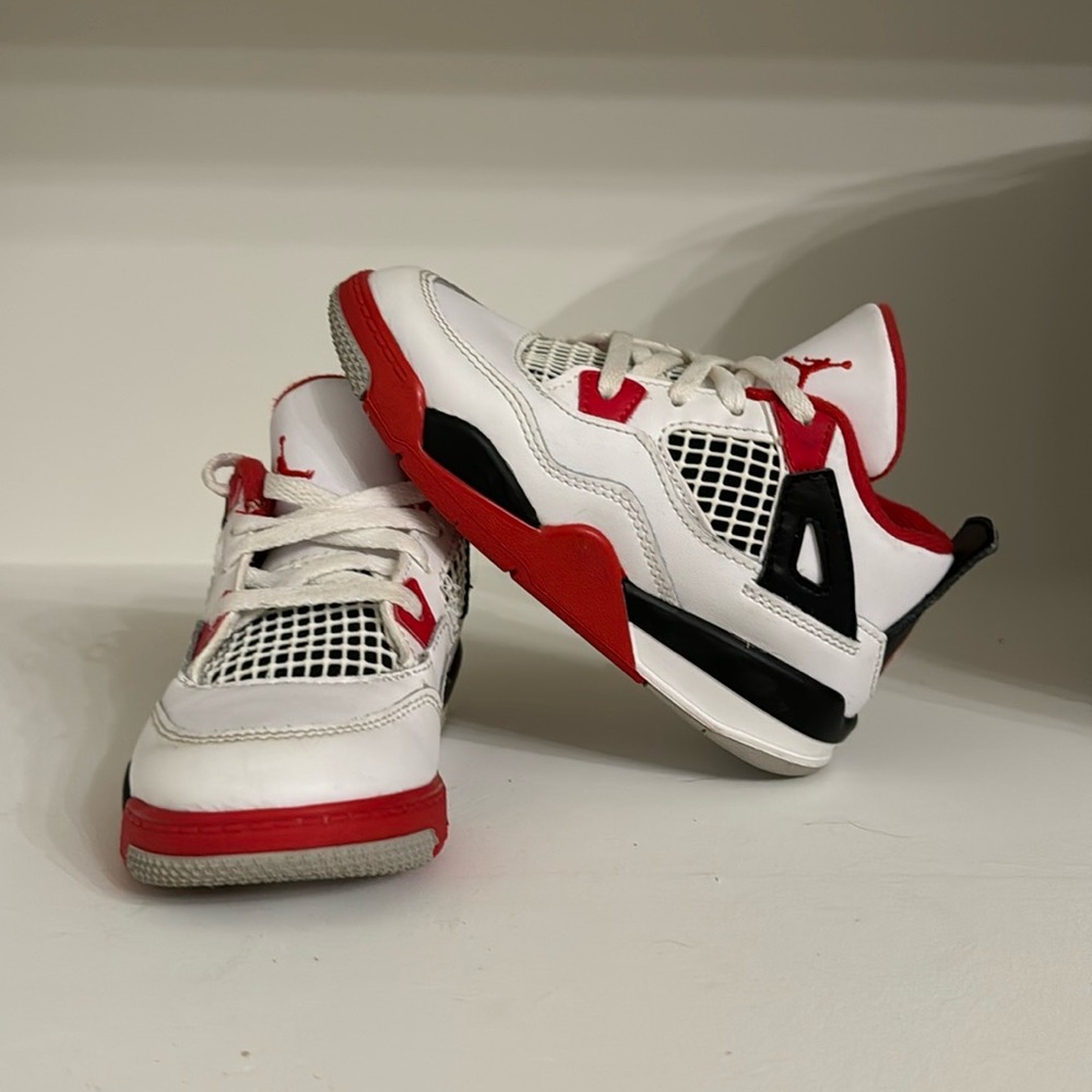GENTLY WORN | KIDS | SIZE 10C | JORDAN 4 RETRO FIRE RED